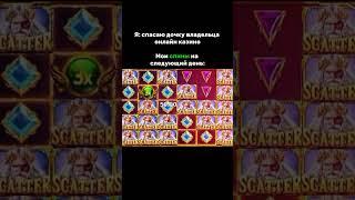 Опытный игрок показывает скрытые фишки для выиграша в казино VAVADA