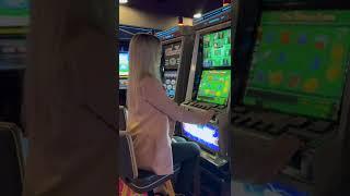 Как выиграть на автоматах! Неожиданный способ победы в казино. #shorts